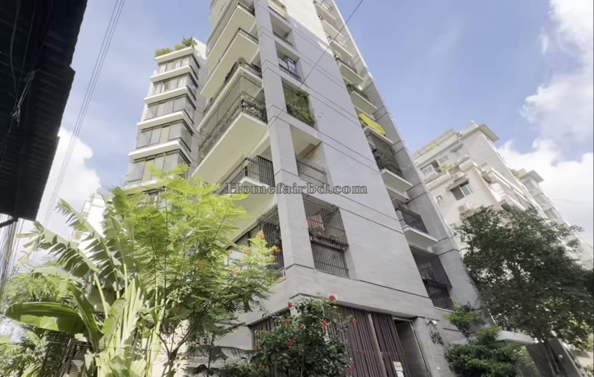 1818+ Sq Feet Luxurious Apartment in Bashundhara R/A